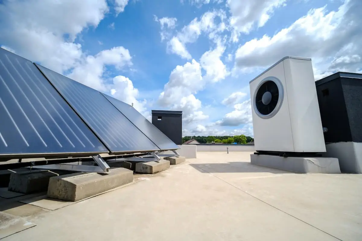 Wärmepumpe und Solaranlage auf einem Flachdach