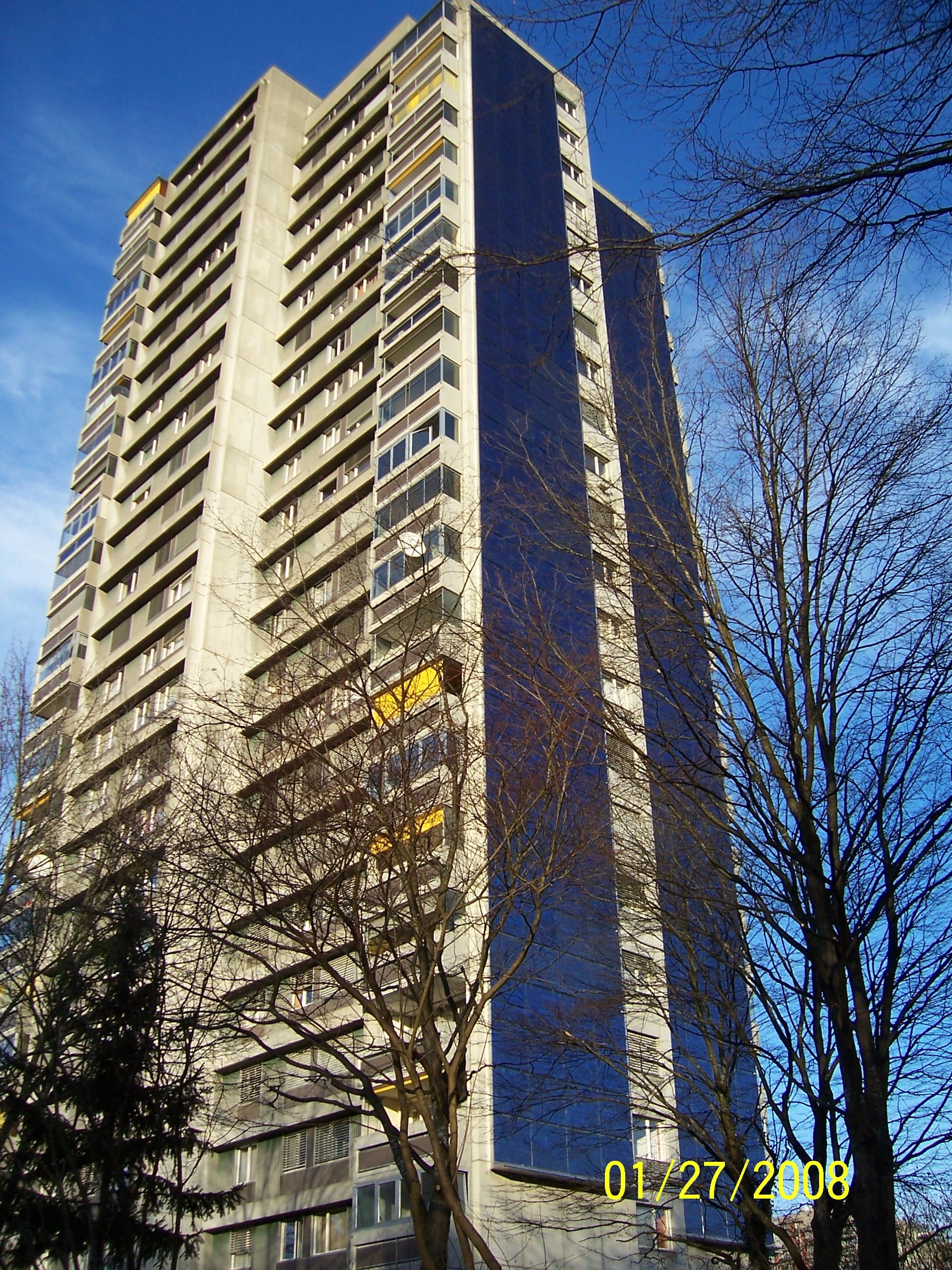 Mehrfamilienhaus mit Solarmodulen in Bern