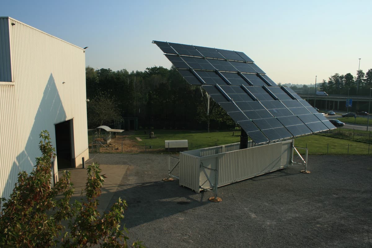Photovoltaikmodule eines mobilen Energiesystems in der Abendsonne