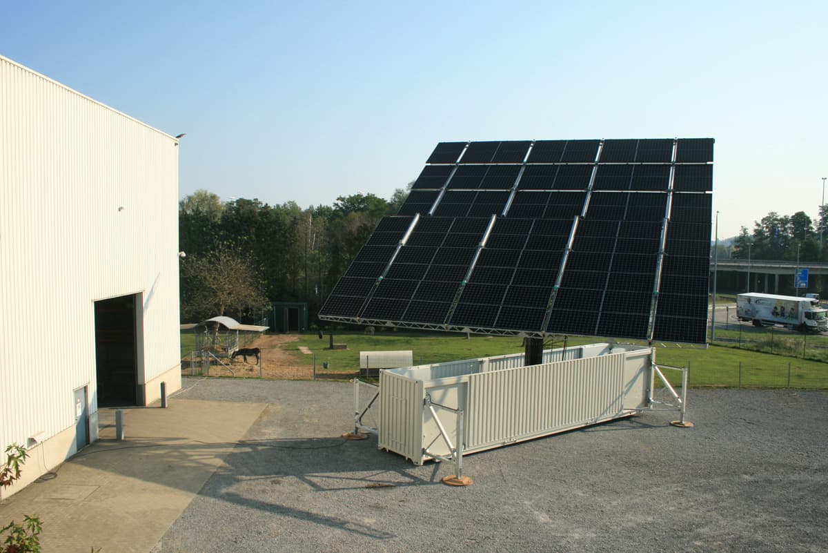 Ausgeklapptes mobiles Photovoltaiksystem